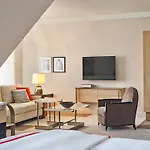 Hotel Plaza Athenee - Dorchester Collection