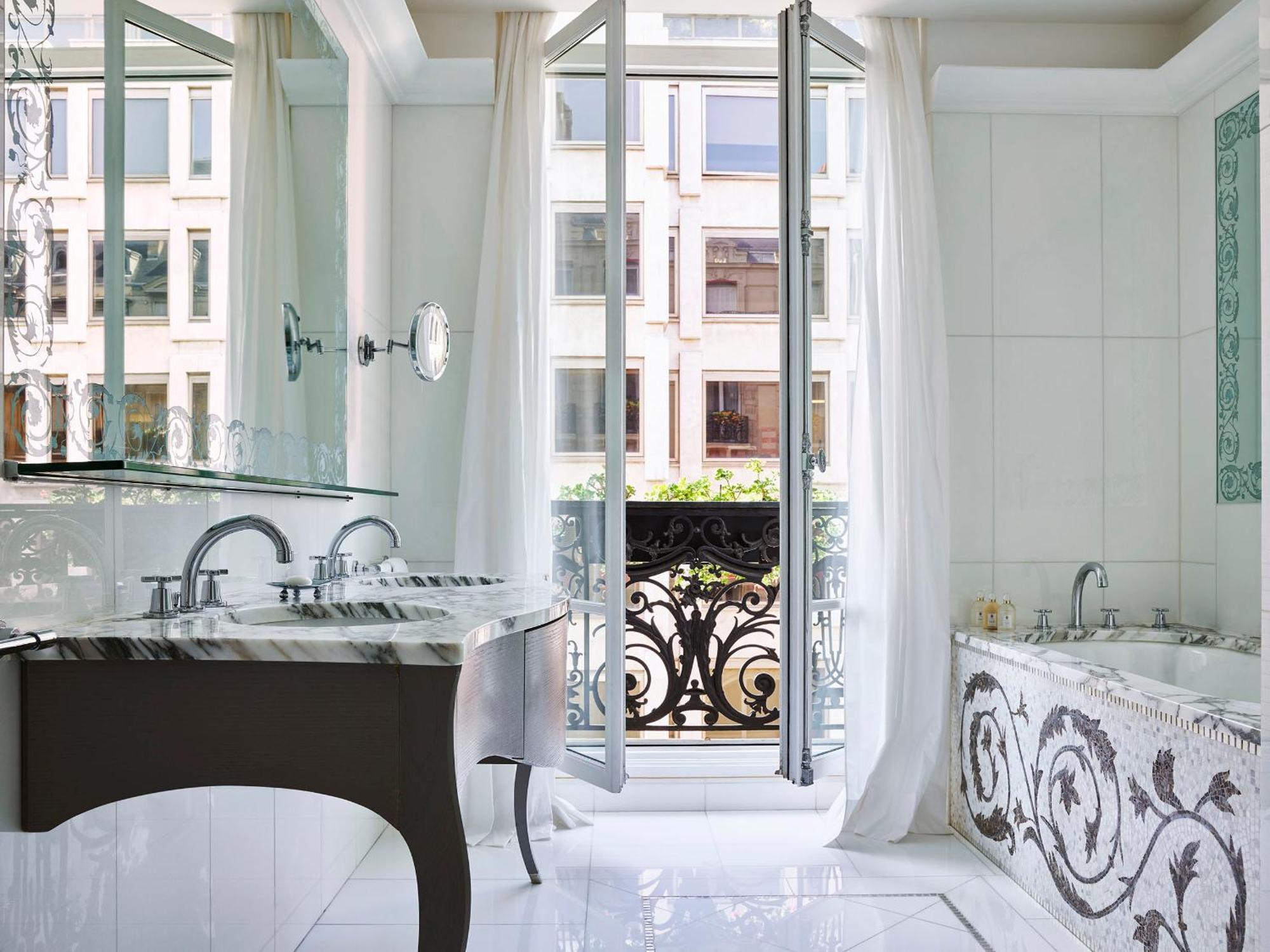 Plaza Athenee - Dorchester Collection Hotel Paris