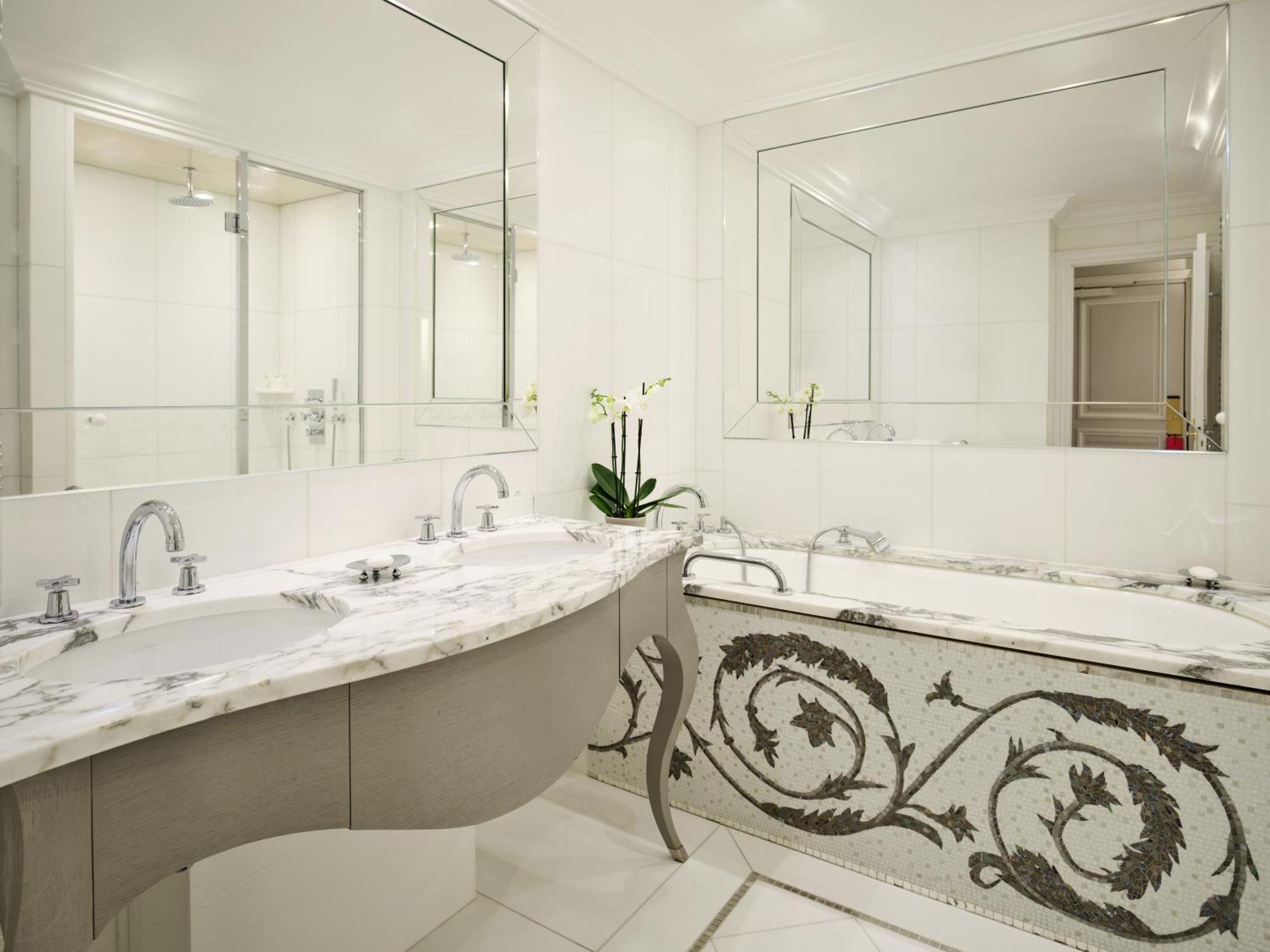 Plaza Athénée - Dorchester Collection